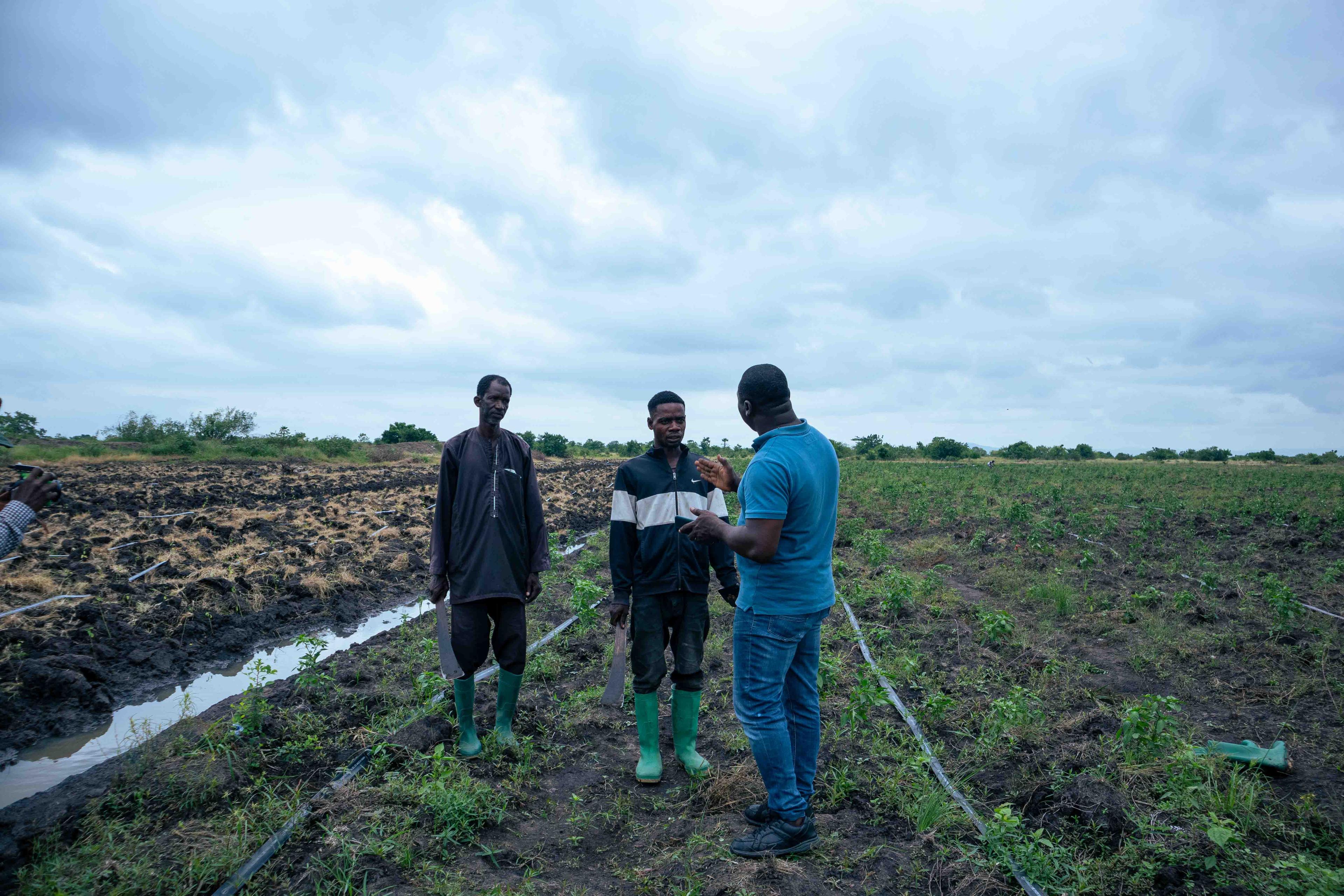 A CF Grower agronomist advising two farmers on prepared farmland at Babator Farm Estate